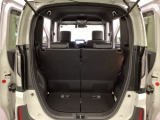 開口部も広く荷物の積み下ろしもしやすいお車となっております。シートの背もたれは5:5の割合で背もたれを可倒でき、前後のシートスライドもできるので荷室をひろげることができます。