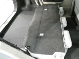 シートは跳ね上げ式で折りたたみ可能です。キャンプ用品など大きな荷物もばっちり収納可能です!