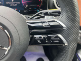 運転中、ステアリングを握ったまま多彩な機能を安全に操作する事ができます。