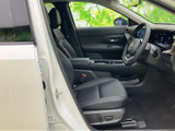 運転席まわりまで見渡しやすく、シートに腰掛けた際もゆったりと過ごせる空間です。落ち着いた色合いで清潔感があり、日々の乗り降りも気持ちよくお使いいただけます。