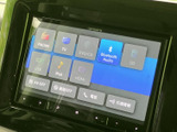ラジオやテレビ、Bluetoothオーディオなど、複数のメニューが画面に並びます。目的の項目を見つけやすく、音楽や各種メディアを選ぶ際にも扱いやすい構成です。