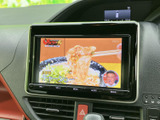 テレビ番組を画面で視聴できる装備です。停車中の休憩時間などに映像を楽しめるため、車内で過ごすひとときにも便利。視聴の際は安全に配慮し、必ず停車した状態でご利用ください。