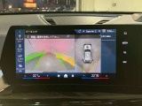 パーキングアシストプラス:トップビュー+3Dビュー、パノラマビューが含まれ車の周囲の状況をディスプレイで確認できます。スマートフォンからリモートで3Dビューで周囲を確認できます。