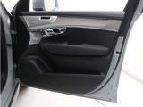運転席ドアの全景です。キャビンを彩るすべてのものに、機能を形にした美しさが備わっています。