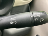レバーにはライトの点灯位置やAUTOの表示があり、操作内容を記号で確認できます。夜間やトンネルなど周囲の明るさが変わる場面でも、手元で扱いやすい装備です。