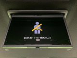 【フリップダウンモニター】大画面モニターで後席でもエンタメをお楽しみいただけます。小さなお子様にも大人気の装備です♪