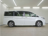 リアには左右スライドドアを採用。狭い駐車場でも開閉しやすく、強風の日でもドアが煽られにくくなっております。小さなお子さまやご年配の方も安心して乗り降りできます。