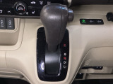 CVT車のセレクトレバーです。低速から高速まで、変速ショックのないスムーズな走りを実現するとともに、エンジン効率のよい領域を維持することで燃費にも貢献します。