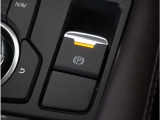 【電動パーキングブレーキ】手で引く方式のサイドブレーキや足踏み式のサイドブレーキの代わりとなるもので、指先の簡単操作でパーキングブレーキを作動したり解除したりすることが可能です。