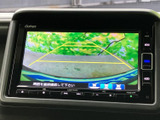 後方の様子を画面で確認でき、駐車時や車庫入れの際に周囲を把握するのに役立ちます。目安となるガイド表示も備わり、後退時の確認をサポートしてくれます。