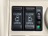両側パワースライドドアになっています。車内のスイッチで操作できるほか、車外からはワンタッチオープン、リモコン操作で予約ロック機能が操作できます。