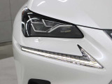 LEDヘッドランプにはアダプティブハイビームシステム「AHS」を採用。光検出カメラで車両検出をし、先行車や対向車に直接ハイビームを当てないように部分遮光します。