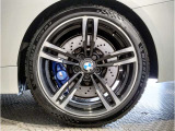 【BMWアロイホイル】軽量かつ強度に拘ったアロイホイル。走行性能ポテンシャルを引き出す設計。車の足元を引き締めてくれる大きなポイントはアロイホイルです。