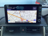 ナビゲーションは純正9インチメモリーナビ(LXM-242ZFNi)を装着しております。AM、FM、Bluetooth、フルセグTVがご使用いただけます。初めて訪れた場所でも安心ですね!