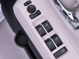 運転席側には 集中スイッチ(全ドアを操作するスイッチ) があり、運転席から乗員全員分の窓をコントロールできます。