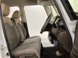 女性でも運転がしやすいように、シートの高さ調整機能(シートリフター)がついています。運転席と助手席の間が空いている為、助手席側への移動がスムーズです。交通量の多い道でも助手席側から乗り降りができます。