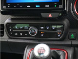 フルオートエアコン搭載。好みの温度に設定するだけで、風向や風量を自動でコントロール!いつでも快適な車内環境に。さらに、体を直接温めるシートヒーター付きで寒い季節も暖かく過ごせます。