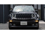 JEEPと言えば7スロットグリルです、7本のグリルはジープの証です。