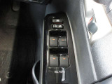 運転席オート機構付ワンタッチ式パワーウィンドウが付いています。(挟み込み防止機能付)