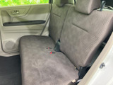 後席は座面が広く、背もたれとヘッドレストも備わった落ち着きのある空間です。ドア側にはアームレストと小物置きがあり、同乗者にも使いやすい室内に仕上がっています。