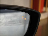 【ブラインド・スポット・モニタリング】車線変更時の側方確認をサポートします。斜め後方から接近するクルマを、インジケーターの点灯または点滅とブザー音でお知らせします。