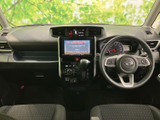 前席は運転席と助手席が並び、着座した際にフロントまわりを見渡しやすいレイアウトです。シートには模様入りの生地を採用し、落ち着いた車内で日常の移動を快適に楽しめます。