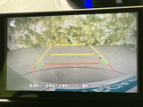 後方の映像にガイド線が表示され、駐車時に車両後方の位置関係を確認するのに役立ちます。モニターで周囲の状況を把握できるため、車庫入れや狭い場所での駐車をサポートします。