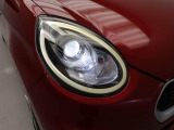 【フルLEDヘッドランプ】 白く明るい光で夜間走行の安心感を高めます。乗車人数や荷物の量に応じて、照射軸の上下方向を自動調節するオートレベリング機能付です。