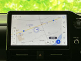 地図を画面に表示し、現在地や周辺の道路を確認できます。目的地の検索にも使えるため、初めて訪れる場所への移動や、慣れない地域での道順確認にも役立つ装備です。