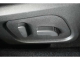 パワーシート(乗り降りから、運転席のポジション設定まで、ボタンで一つで微調整できます。高級車の必須アイテムです。)