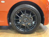 16インチ社外アルミホイール☆ ブラックカラーが車体を引き締めカッコイイ印象のアルミホイールです。是非実車をご覧になってください♪