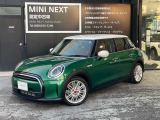 MINI COOPER D 5ドア ブリティッシュレーシンググリーン/ホワイトルーフが入荷!MINIの伝統的な色合いで、ドラレコなどの安全装備も搭載済み!初めての車や、ご夫婦のみで小さな車が良いという方にもぴったりです!