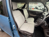 女性でも運転がしやすいように、シートの高さ調整機能(シートリフター)がついています。運転席と助手席の間が空いている為、助手席側への移動がスムーズです。交通量の多い道でも助手席側から乗り降りができます。