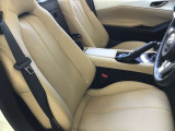 マツダ車のシートは人間工学に基づき設計されています。ハンドルを握る体勢が自然なポジションになるようにシートの作り込みをおこなっていますので、ロングドライブでも疲れにくいです!!