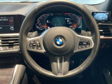 操作性に優れたステアリングは、BMWの走りを支える大事な部品です。オーディオやハンズフリー通話、クルーズコントロール関連の操作もこちらに集約されています。