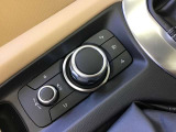 コマンダーコントロール。スイッチを探すことなく自然に手を下した位置に配置。手元を見ることなく、各種操作が行えます。