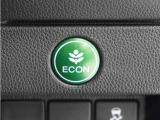 ◆ECONスイッチ(ECONモード)◆エンジンやエアコンといった、クルマ全体の動きを燃費優先で自動制御するECONモード。空調など快適性を優先したいときは、スイッチを押してOFFにできます。