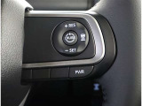 ステアリングスイッチ付き。前方から目を離すことなく操作することが可能です。