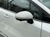 ウインカー付き電動格納式ドアミラー装備してます。対向車には認知され易く、安全につながりますね。