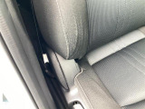 乗り降りを繰り返すと、どうしてもここがへたります。