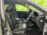 運転席まわりまで見渡しやすく、前席にはゆったり座れるシートを備えています。落ち着いた色合いの室内で、日々の移動も快適に過ごせます。