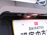 このお車はバックカメラが付いています。ナビをつければ連動できます。バックの操作が楽になります。