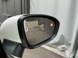 後側方から接近する車両を感知しオレンジ色に点灯して知らせてます。
