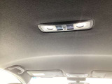 後部の天井には明るいLEDのルームライトがあります