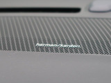 【harman kardon】ハーマンカードンのHi-Fiスペシャリストと共に、モデル別に開発・設計された専用チューニングが臨場感溢れる音響空間を実現しています。