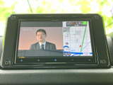 地図とルート案内を画面で確認でき、目的地までの道順を把握する際に便利です。停車中には映像も楽しめる表示内容で、移動前の確認や休憩時間にも活用できます。