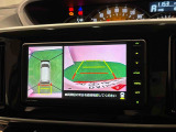 4つのカメラが連動してしっかりサポート。駐車場や狭い路地などでも障害物が確認しやすく、真上からの目線でクルマの周囲が確認できて安心♪