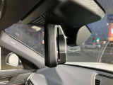 ETC内臓 自動防眩ルームミラー :後続車のライトが反射しても眩しくないように、ミラーの反射率を自動的に調整します。