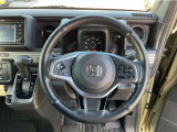 【ハンドル】運転にかかわる様々な操作を安全に行えるように視点移動が少なく、操作性に配慮されたスイッチ類が凝縮されたコックピット。