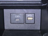 USB端子と充電用USB端子を装備しております。